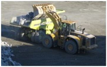  En hjullaster og en dumper i pukkverk