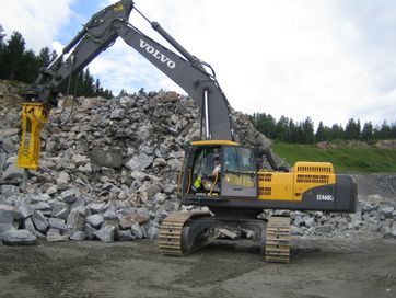  En gravemaskin som jobber i pukkverk