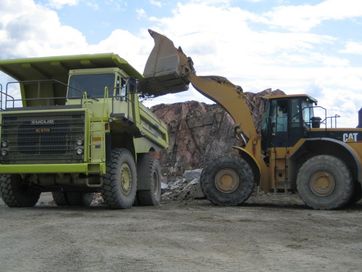  En hjullaster laster pukk på en dumper i pukkverk